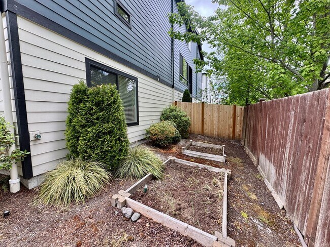 Building Photo - Village Crest Townhome!!!