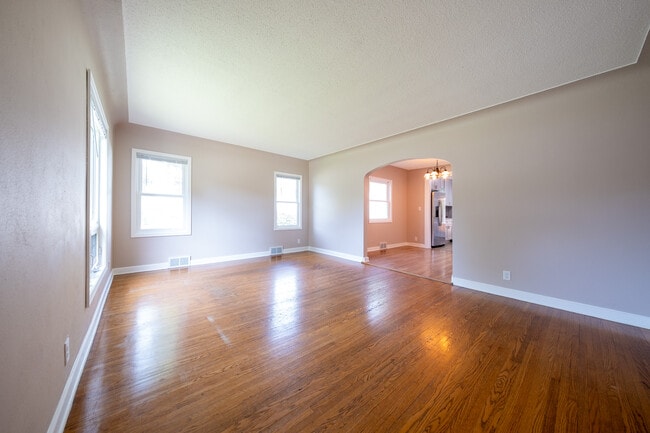 Building Photo - 2116 W 105th St