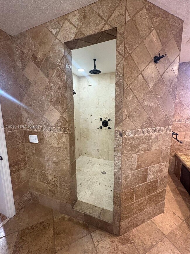 Building Photo - 819 E 26th St