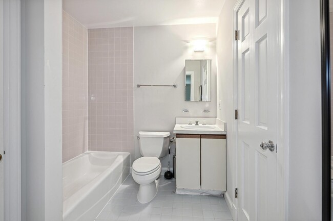 Building Photo - 3525 Williamsburg Ln NW