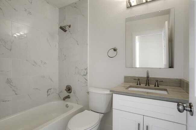 Building Photo - Updated Apartment in The Heart of Jefferson Park