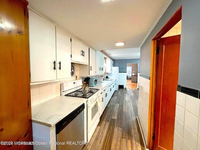 Building Photo - 137 Oakland St