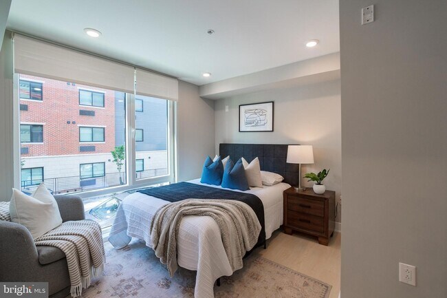 Building Photo - 6604 Ridge Ave