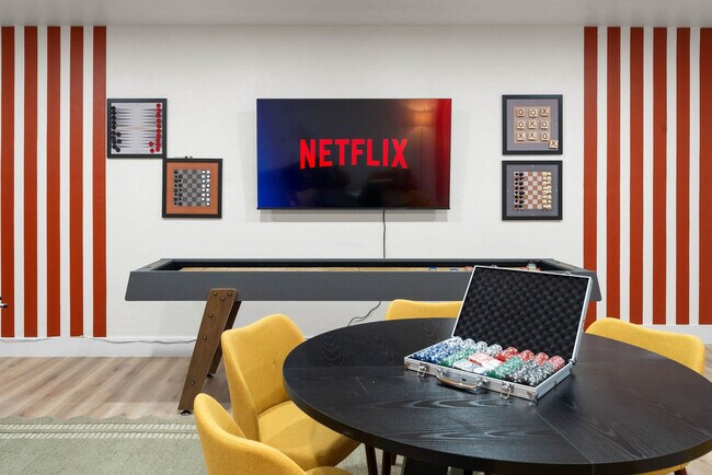 Building Photo - 4530 W Paradise Dr