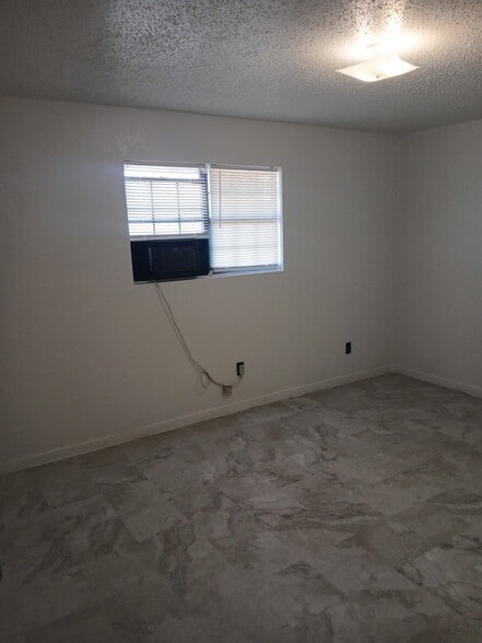 Building Photo - 1217 S Maddox Ave