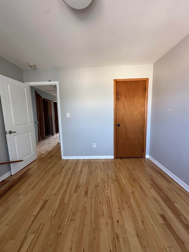 Building Photo - 33 E 51st St