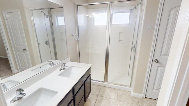 Building Photo - "Spacious 4-Bedroom Killeen Gem with Elega...