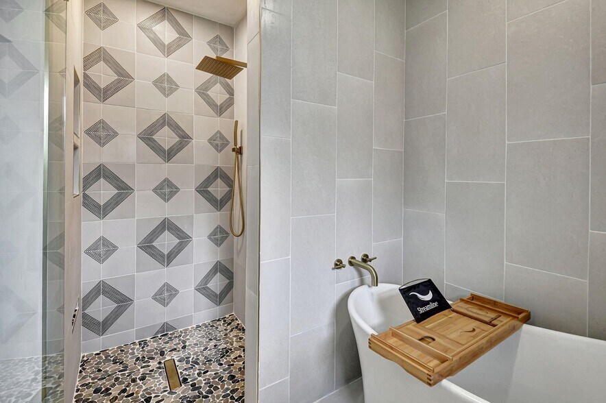 Building Photo - 4705 Fountains Dr S