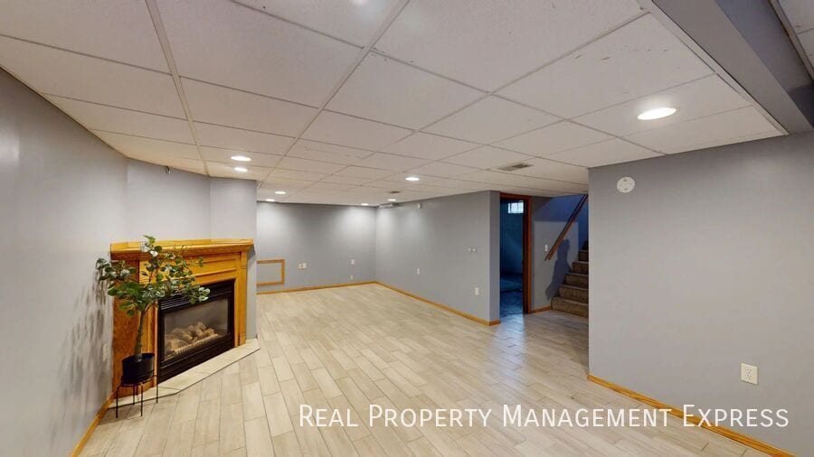 Building Photo - Beautiful 4 Bedroom 1.5 Bath Single Family Home in Central Sioux Falls