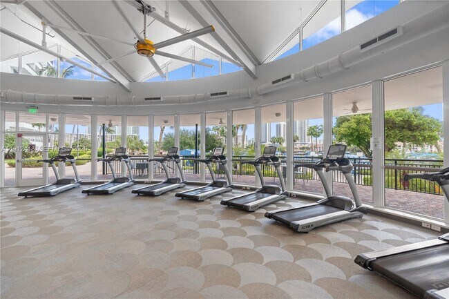 Building Photo - 2500 Parkview Dr