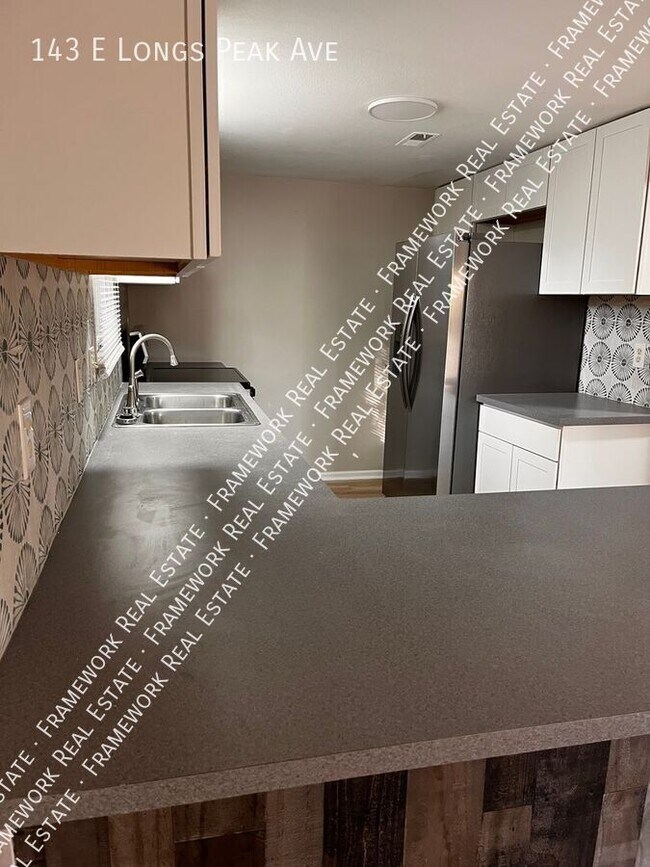 Building Photo - 143 E Longs Peak Ave