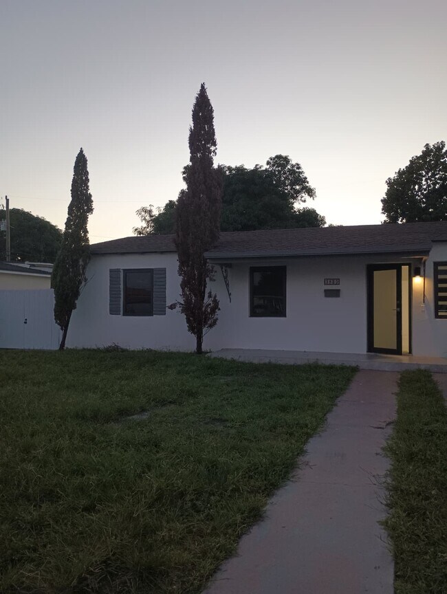 Building Photo - 3820 E 9th Ln