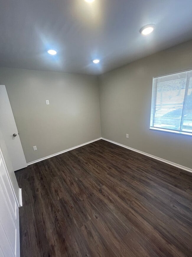 Building Photo - Recently Renovated 2 Bed, 1 Bath Condo for Lease NOW!