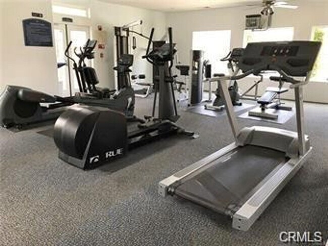 Building Photo - Upper Unit 2 Bedroom Condo in Gated Commun...