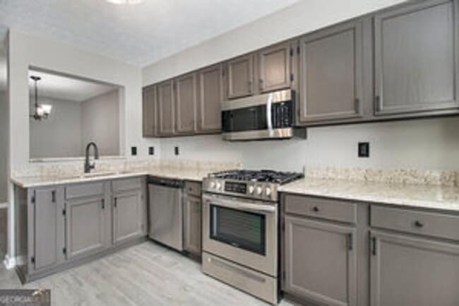 Building Photo - Like New! 2 bedroom 2 bathroom end unit co...