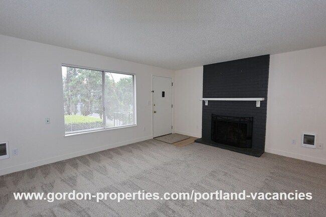 Building Photo - SE 15th Ave - remodeled 3 bedroom duplex w...