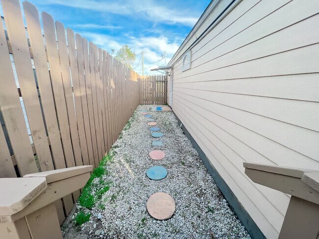 Building Photo - 5499 Medina Rd