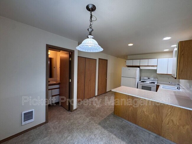 Building Photo - 680 Northpark Ln