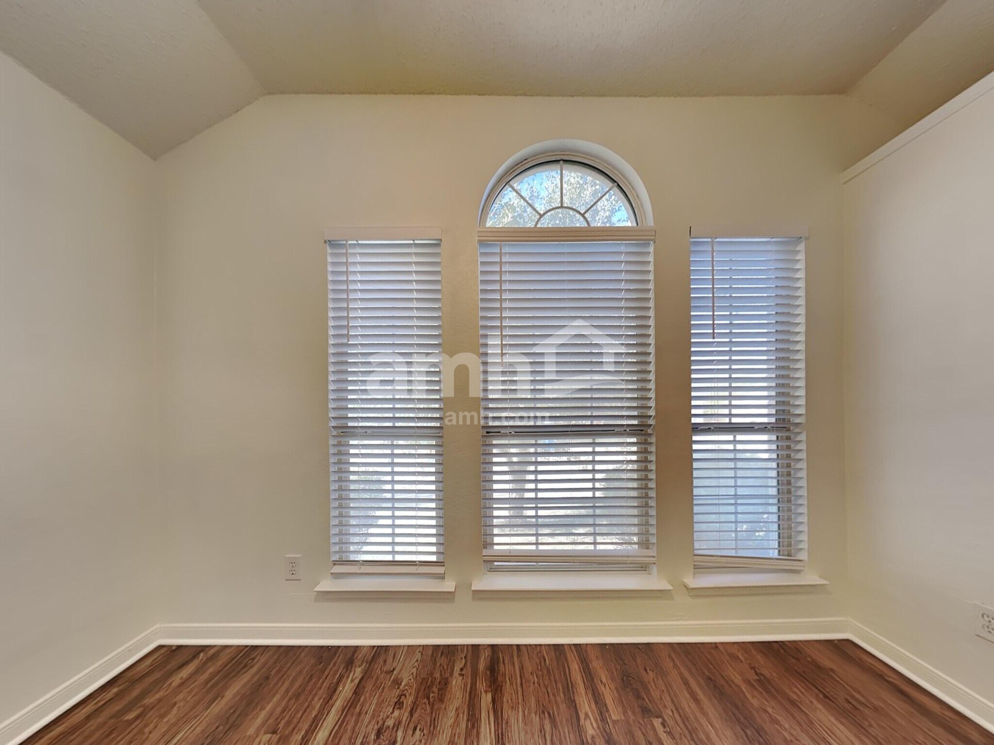 Building Photo - 532 N Parks Dr