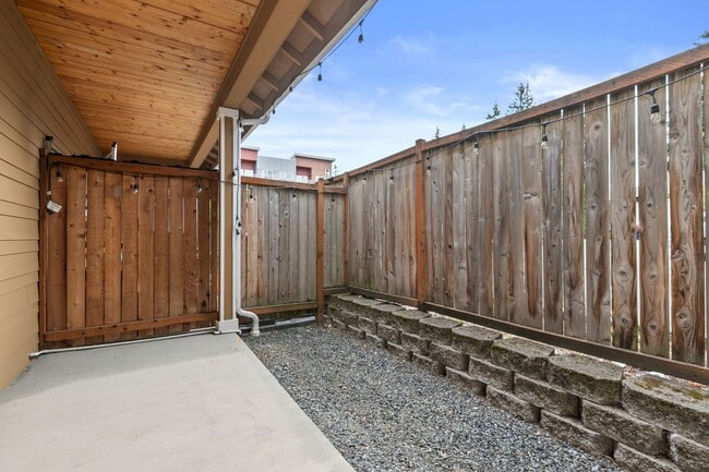 Building Photo - 4Bd/3.5Ba Mountlake Terrace Townhouse
