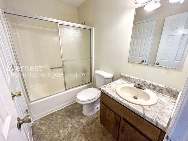 Building Photo - 2 Bed/2 Bath Home with Fenced Yard /Available now!