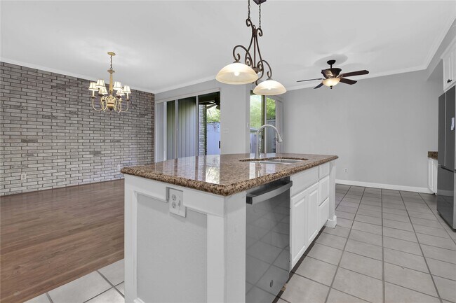 Building Photo - 2113 Lake Village Dr