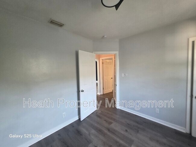 Building Photo - 1425 40th St S
