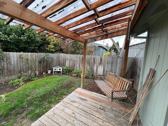 Building Photo - SINGLE FAMILY HOME W/ FENCED YARD/ DOUBLE ...