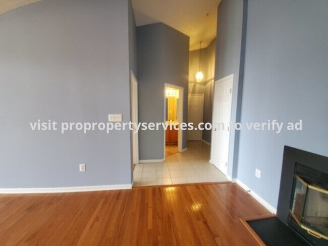 Building Photo - Beautiful Top Floor Garden Condo In Frederick