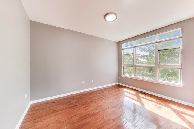 Building Photo - 4524 W Belmont Ave