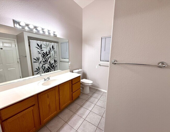 Building Photo - Custom 3 Bedroom, 2.5 Bath Home w/Bonus Ro...