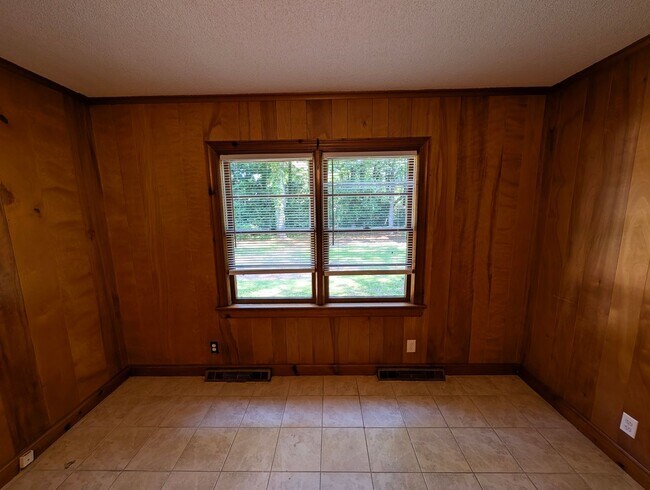 Building Photo - 3 Bedroom, 1.5 Bath Home with HVAC & Fenced Backyard