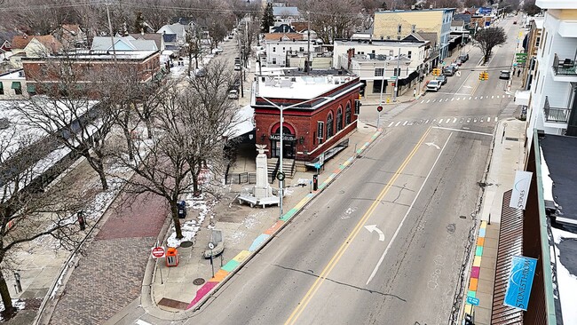 Building Photo - 301 Spencer St NE