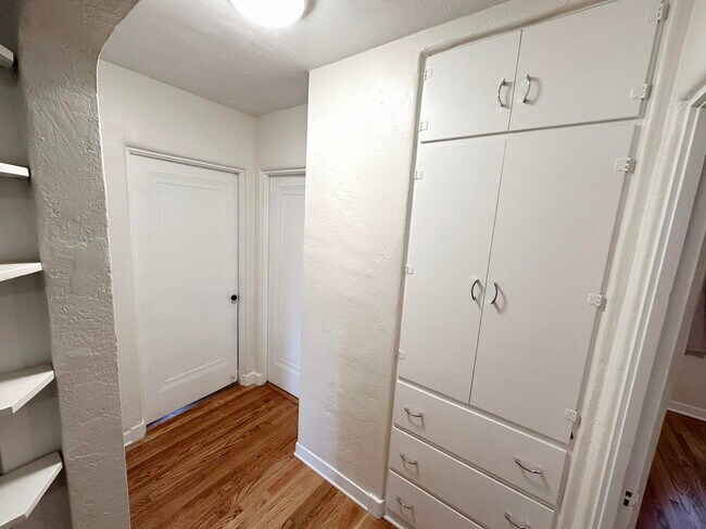 Building Photo - 801 Solano Dr NE