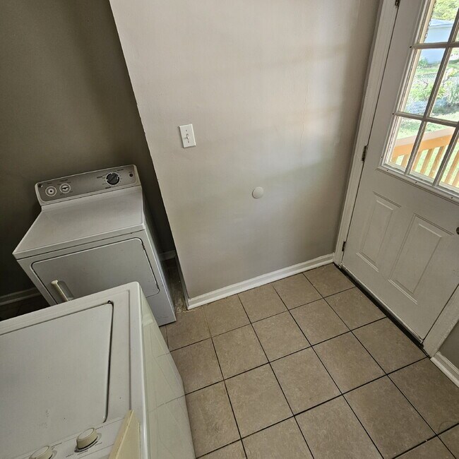 Building Photo - 2-Bedroom Ranch, Spacious Living Room, New Flooring, Kitchen with All Appliances, Laundry