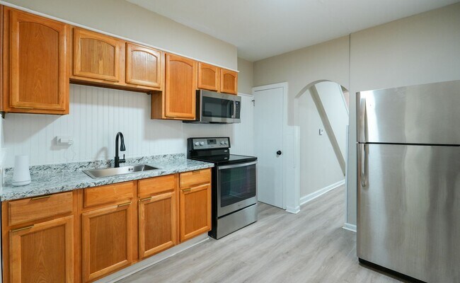 Building Photo - Move-In Ready 3BR/1BA in Elmwood — Housing Choice Vouchers Welcome