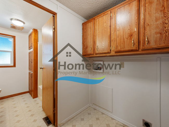 Building Photo - 2 Bedroom 1 Bathroom Home with Off-Street ...