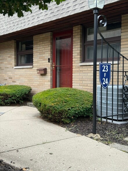 Building Photo - 2727 S Lakeshore Dr