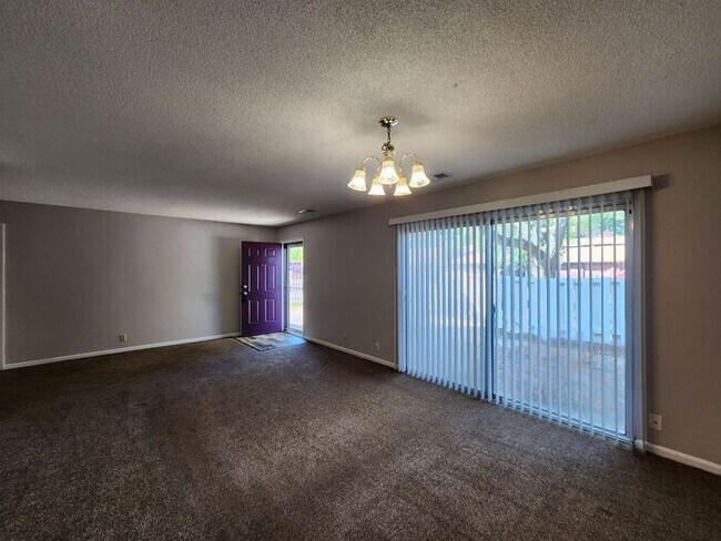 Building Photo - Large Townhome Apartment with 1 1/2 Baths and 2 Car Garage