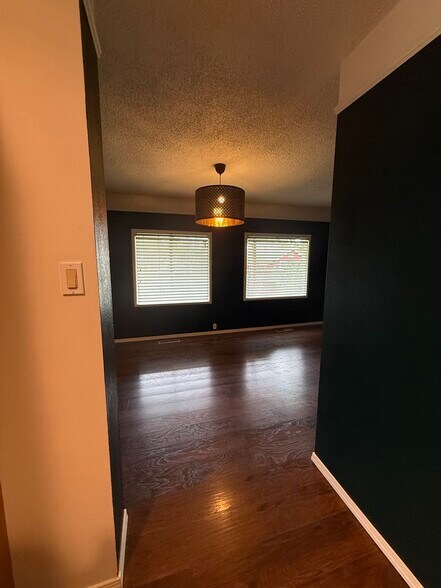 Building Photo - 406 E 43rd St