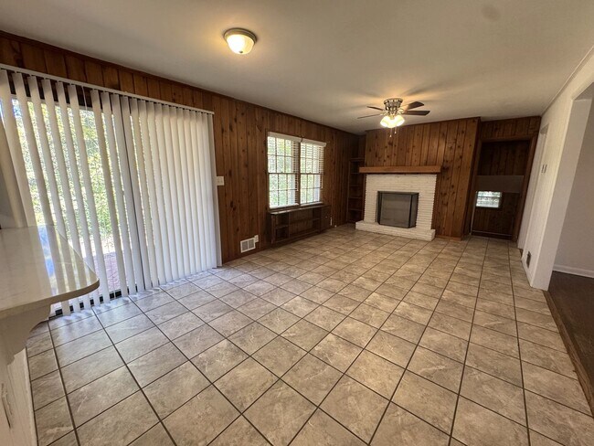 Building Photo - 5br home off S. Milledge For Rent