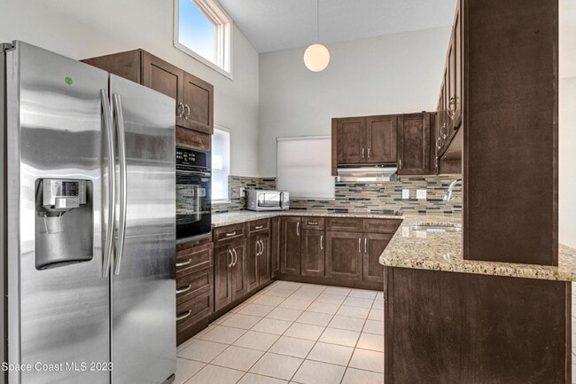 Building Photo - Suntree living