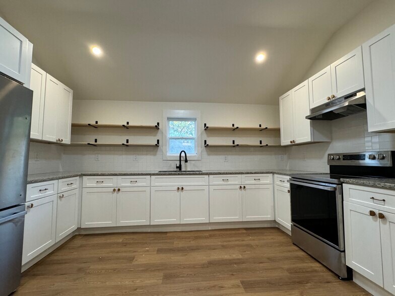 Kitchen 3 - 421 High Point Rd