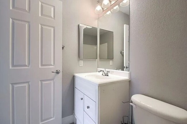 Building Photo - Beautiful 3 bedroom Townhome in Green Valley Ranch