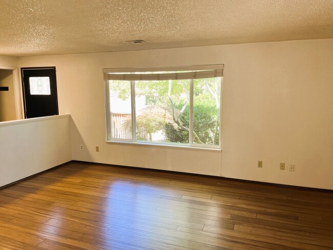 Building Photo - Beautifully Appointed Home on Generous Lot...