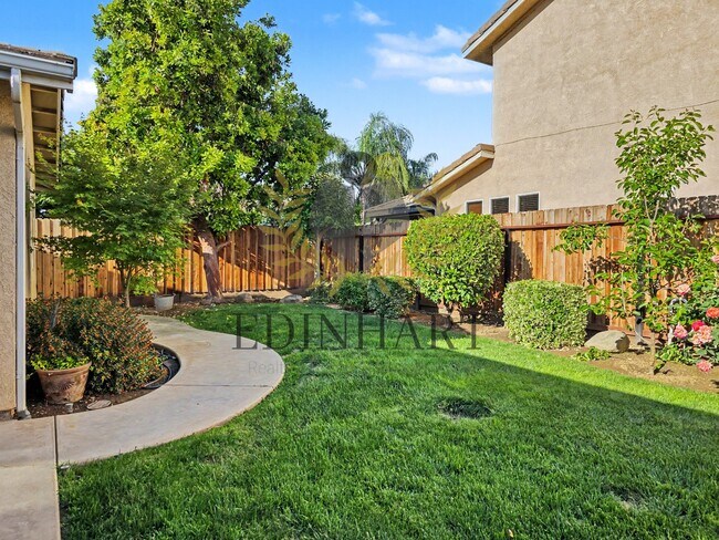 Building Photo - 818 S Apple Ave