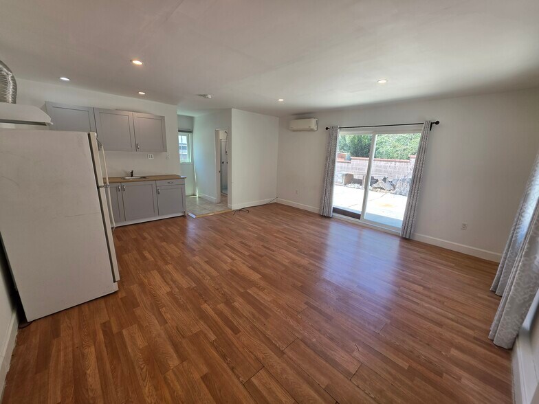 Building Photo - 10533 Nassau Ave