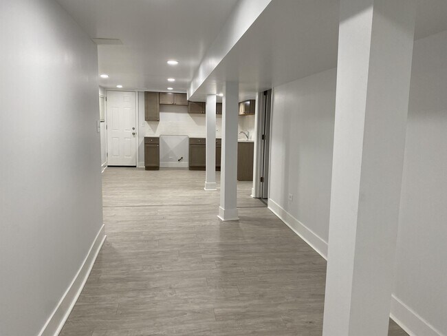 Building Photo - 3921 N Sawyer Ave