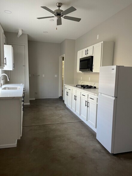 Building Photo - 39150 Chandler Dr