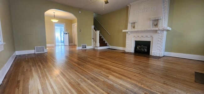 Building Photo - 3 Bedroom 1.5 bath Duplex